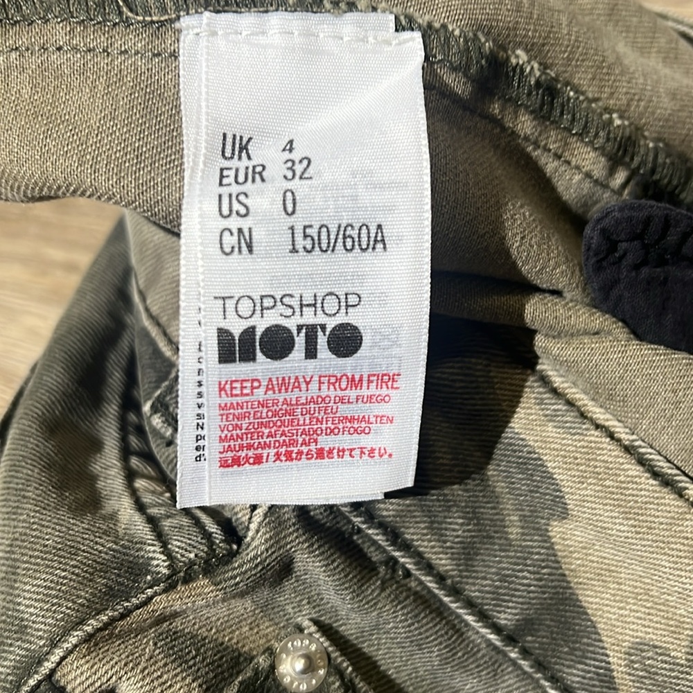 TOPSHOP
Moto Camouflage Denim Skirt Size 0 - Picture 7 of 9